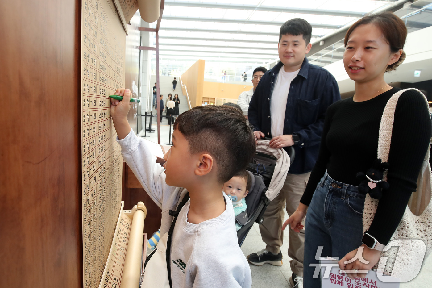 (대구=뉴스1) 공정식 기자 = 제578돌 한글날을 맞아 9일 오전 대구간송미술관을 찾은 어린이가 일상 언어로 새로운 훈민정음 용자례를 만들어 보는 '내가 쓰는 ㅎㅁㅈㅇ - 훈민정 …