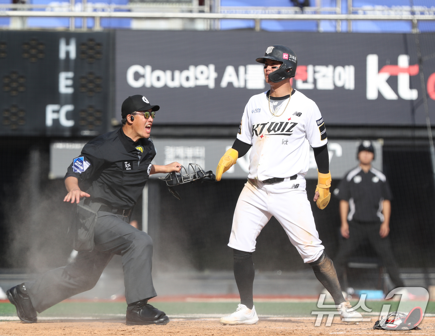 (수원=뉴스1) 김영운 기자 = 9일 오후 경기 수원시 장안구 KT위즈파크에서 열린 프로야구 '2024 신한 SOL 뱅크 KBO 포스트시즌' 준플레이오프 4차전 LG 트윈스와 KT …