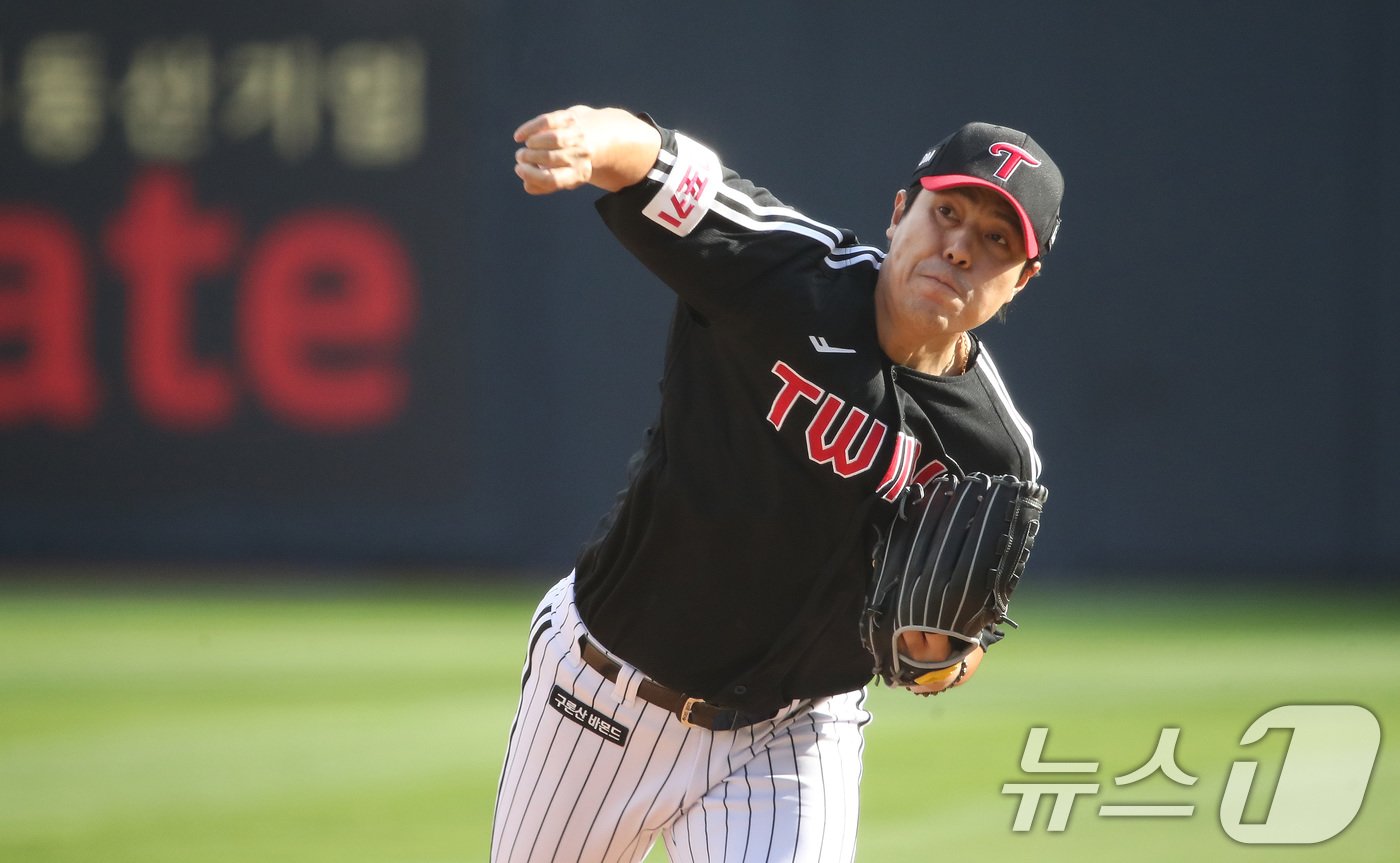 9일 오후 경기 수원시 장안구 KT위즈파크에서 열린 프로야구 &#39;2024 신한 SOL 뱅크 KBO 포스트시즌&#39; 준플레이오프 4차전 LG 트윈스와 KT 위즈의 경기, LG 김진성이 4회말 1사 만루 상황에 등판해 힘차게 공을 던지고 있다. 2024.10.9/뉴스1 ⓒ News1 임세영 기자