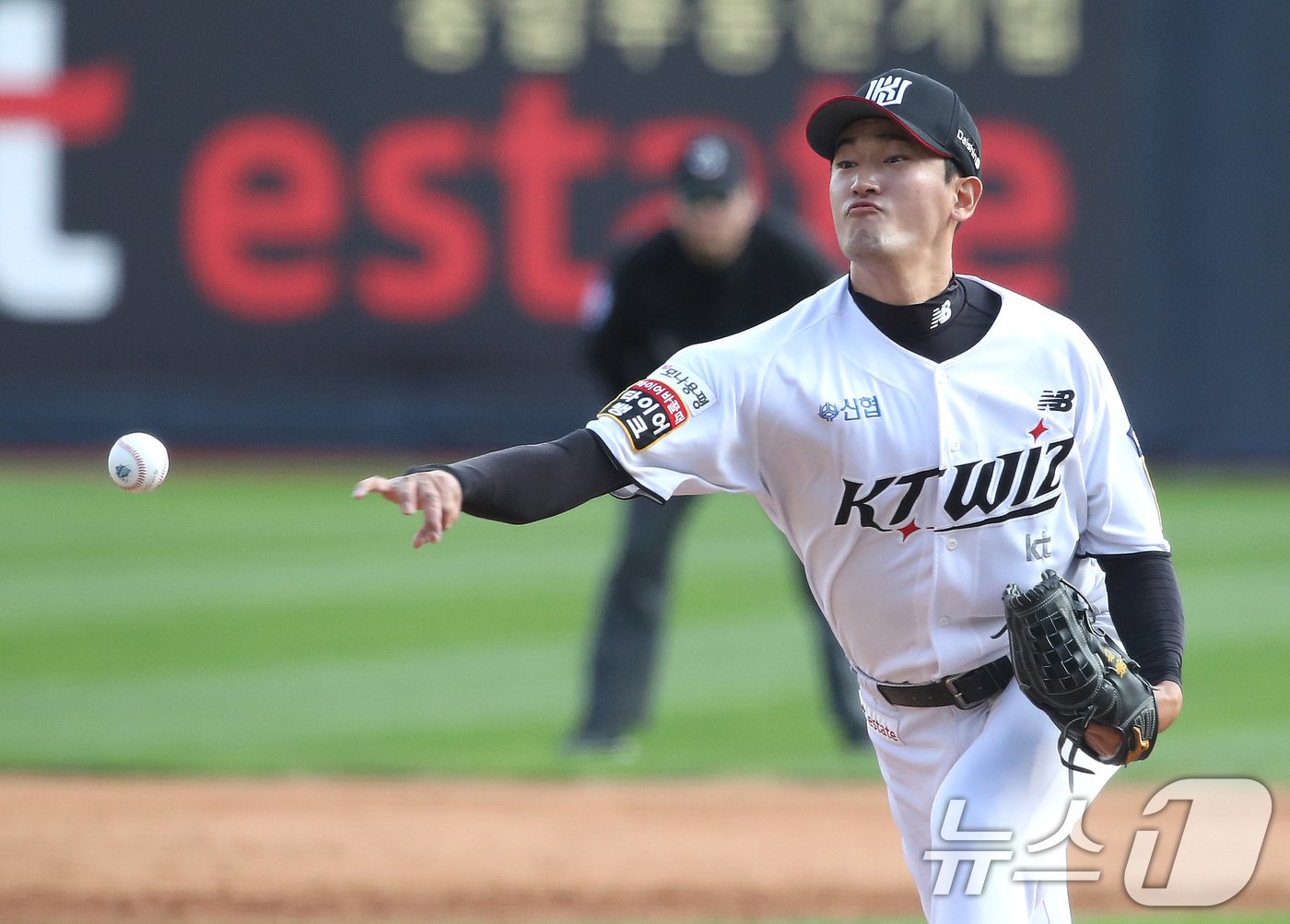 9일 오후 경기 수원시 장안구 KT위즈파크에서 열린 프로야구 &#39;2024 신한 SOL 뱅크 KBO 포스트시즌&#39; 준플레이오프 4차전 LG 트윈스와 KT 위즈의 경기, kt 고영표가 5회초 등판해 힘차게 공을 던지고 있다. 2024.10.9/뉴스1 ⓒ News1 임세영 기자