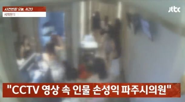 '외국女 항시 대기' 룸살롱서 포착된 시의원, 경찰 '접대 의혹' 논란[영상]