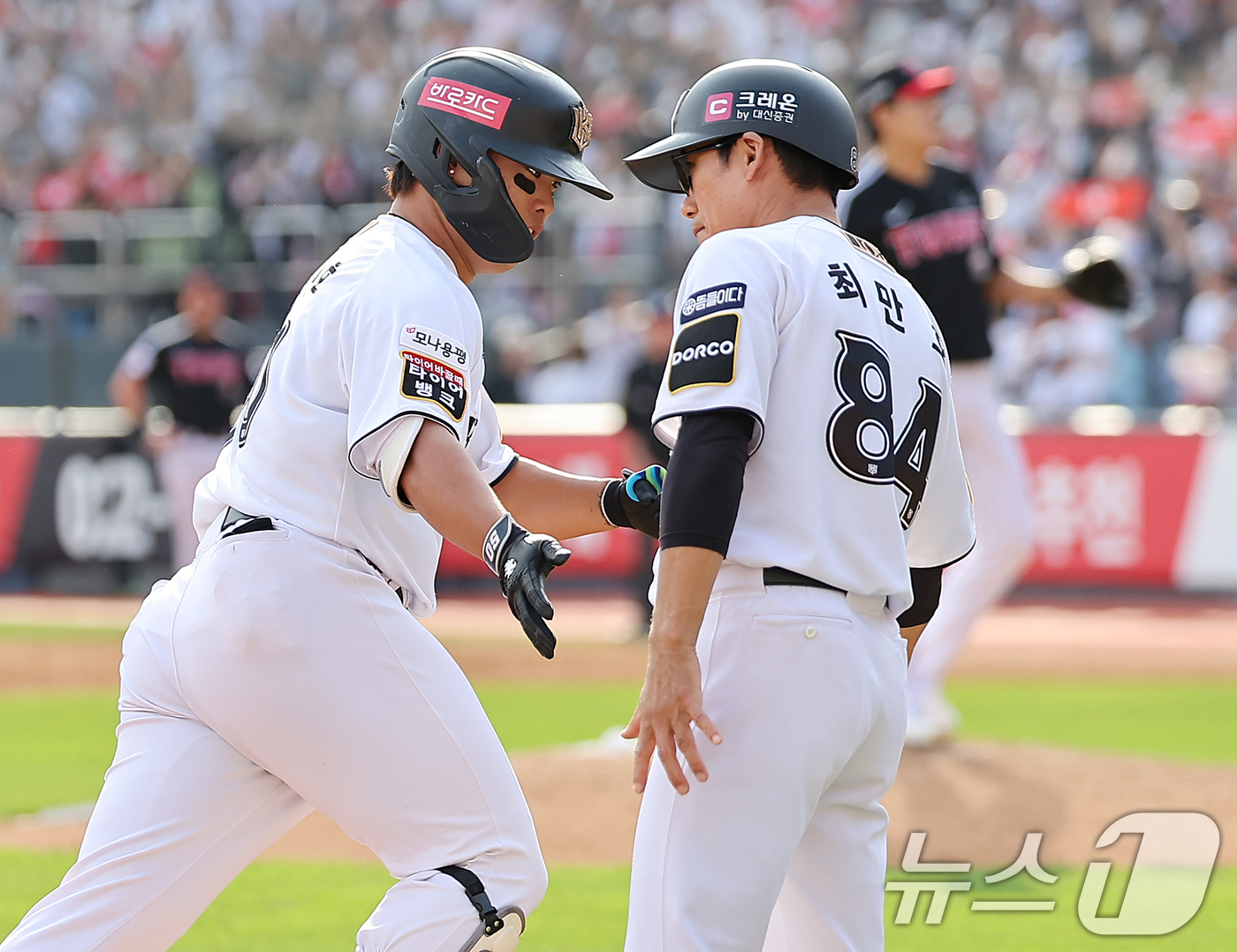 (수원=뉴스1) 김진환 기자 = 9일 오후 경기 수원시 장안구 KT위즈파크에서 열린 프로야구 '2024 신한 SOL 뱅크 KBO 포스트시즌' 준플레이오프 4차전 LG 트윈스와 KT …