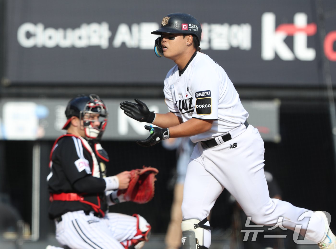 9일 오후 경기 수원시 장안구 KT위즈파크에서 열린 프로야구 &#39;2024 신한 SOL 뱅크 KBO 포스트시즌&#39; 준플레이오프 4차전 LG 트윈스와 KT 위즈의 경기, 5회말 무사 주자 없는 상황 KT 강백호가 홈런을 치고 홈으로 들어오고 있다. 2024.10.9/뉴스1 ⓒ News1 김영운 기자