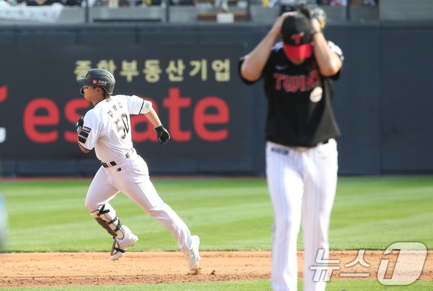 (수원=뉴스1) 임세영 기자 = 9일 오후 경기 수원시 장안구 KT위즈파크에서 열린 프로야구 '2024 신한 SOL 뱅크 KBO 포스트시즌' 준플레이오프 4차전 LG 트윈스와 KT …