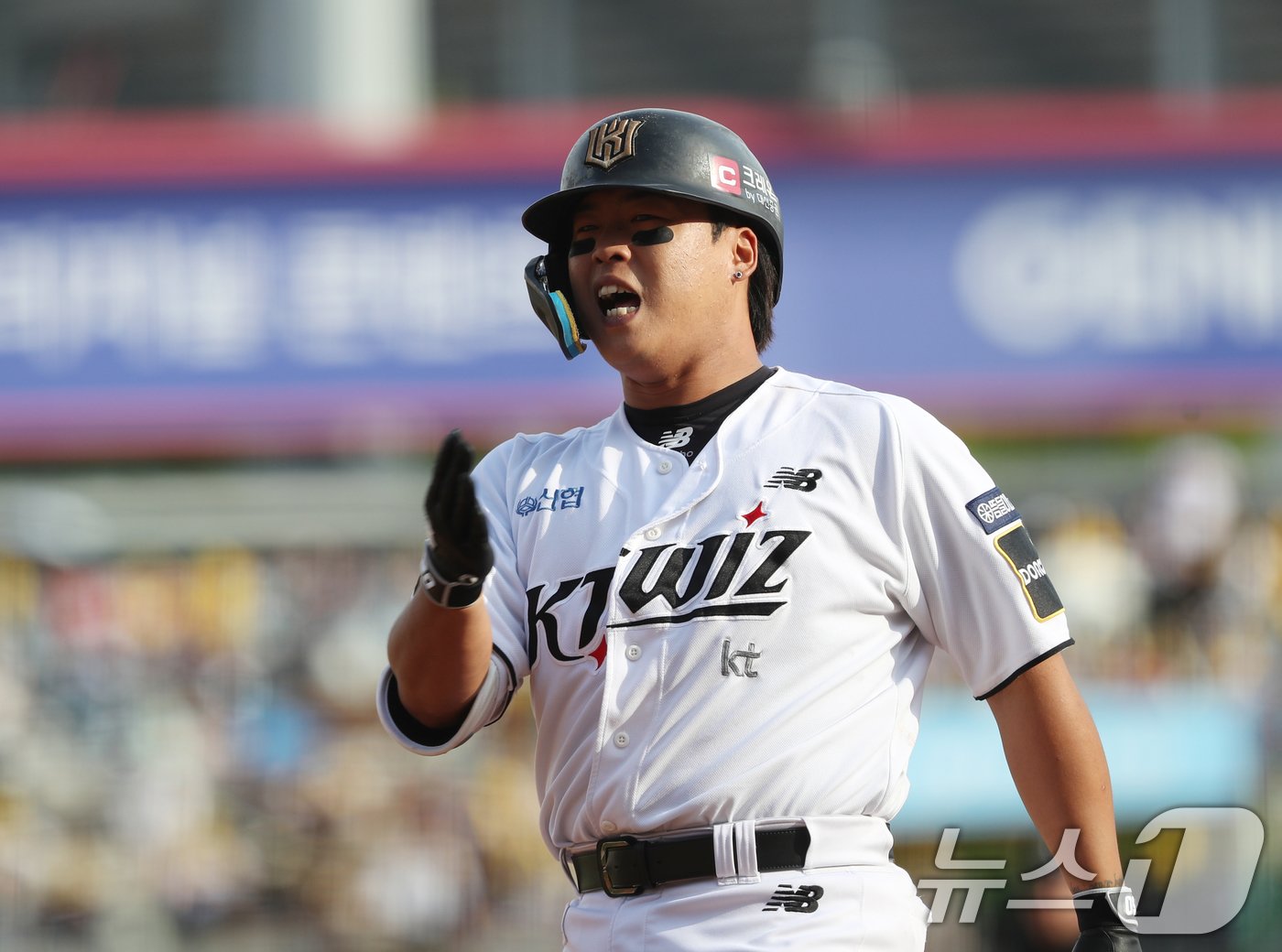 9일 오후 경기 수원시 장안구 KT위즈파크에서 열린 프로야구 &#39;2024 신한 SOL 뱅크 KBO 포스트시즌&#39; 준플레이오프 4차전 LG 트윈스와 KT 위즈의 경기, 5회말 무사 주자 없는 상황 KT 강백호가 홈런을 치고 세리머니를 하고 있다. 2024.10.9/뉴스1 ⓒ News1 김영운 기자