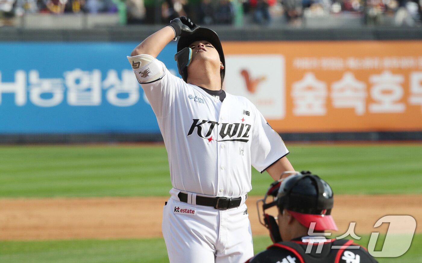 9일 오후 경기 수원시 장안구 KT위즈파크에서 열린 프로야구 &#39;2024 신한 SOL 뱅크 KBO 포스트시즌&#39; 준플레이오프 4차전 LG 트윈스와 KT 위즈의 경기 5회말 kt 선두타자 강백호가 LG 김진성을 상대로 1점 홈런을 치고 세리머니를 하고 있다. 2024.10.9/뉴스1 ⓒ News1 임세영 기자