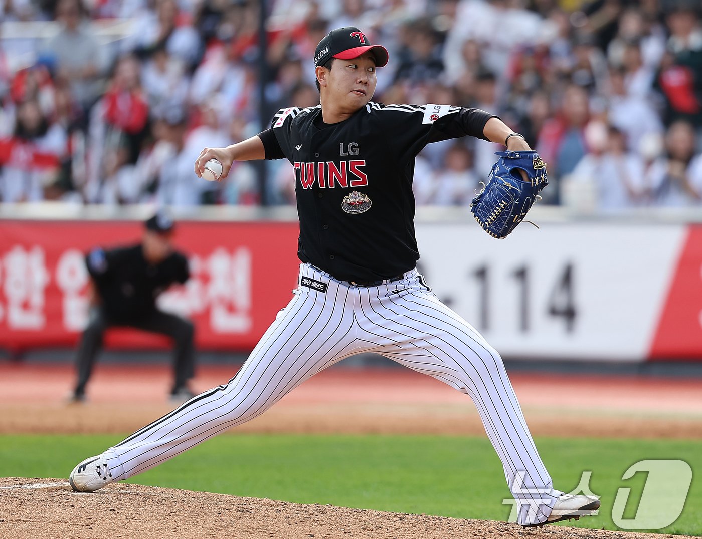 9일 오후 경기 수원시 장안구 KT위즈파크에서 열린 프로야구 &#39;2024 신한 SOL 뱅크 KBO 포스트시즌&#39; 준플레이오프 4차전 LG 트윈스와 KT 위즈의 경기, LG 유영찬이 5회말 등판해 힘차게 공을 던지고 있다. 2024.10.9/뉴스1 ⓒ News1 김진환 기자