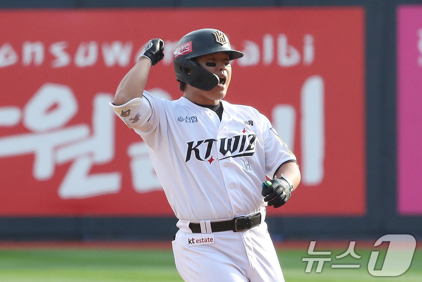 본문 이미지 - 9일 오후 경기 수원시 장안구 KT위즈파크에서 열린 프로야구 '2024 신한 SOL 뱅크 KBO 포스트시즌' 준플레이오프 4차전 LG 트윈스와 KT 위즈의 경기 5회말 kt 선두타자 강백호가 LG 김진성을 상대로 1점 홈런을 치고 환호하고 있다. 2024.10.9/뉴스1 ⓒ News1 임세영 기자