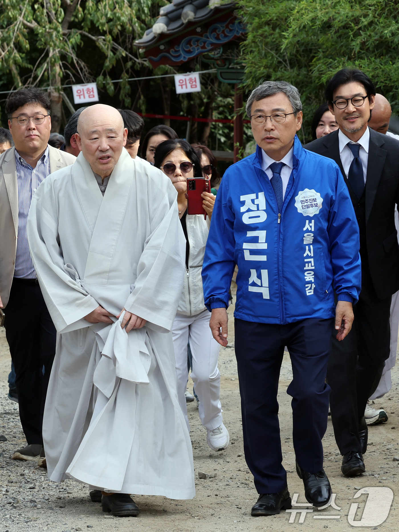 (서울=뉴스1) 황기선 기자 = 10·16 서울시교육감 보궐선거 진보 진영 단일 후보인 정근식 후보가 9일 오후 서울 강남구 봉은사에서 열린 '개산대제 전통문화축제'에 참석해 원명 …