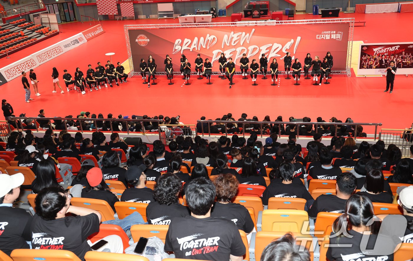 본문 이미지 - 여자 프로배구 페퍼저축은행 AI 페퍼스가 9일 홈 경기장인 광주 페퍼스타디움에서 신규 멤버십 구매자와 일반 팬들을 대상으로 다가올 시즌을 앞두고 출정식을 가졌다. 출정식은 새롭게 시작한다는 의미를 담은 '브랜드 뉴 페퍼스(BRAND NEW PEPPERS)'라는 이름으로 진행됐다. 2024.10.9/뉴스1 ⓒ News1 김태성 기자