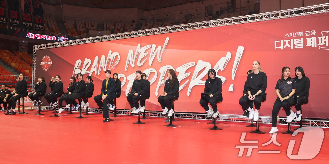 본문 이미지 - 여자 프로배구 페퍼저축은행 AI 페퍼스가 9일 홈 경기장인 광주 페퍼스타디움에서 신규 멤버십 구매자와 일반 팬들을 대상으로 다가올 시즌을 앞두고 개최한 출정식에 선수들이 소개되고 있다. 2024.10.9/뉴스1 ⓒ News1 김태성 기자