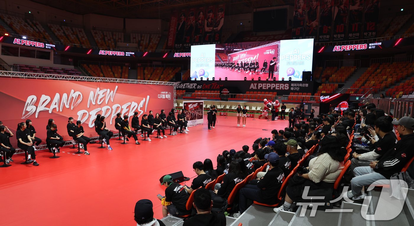 본문 이미지 - 여자 프로배구 페퍼저축은행 AI 페퍼스가 9일 홈 경기장인 광주 페퍼스타디움에서 신규 멤버십 구매자와 일반 팬들을 대상으로 다가올 시즌을 앞두고 출정식을 가졌다. 선수들이 팬들의 질문에 답하고 있다. 2024.10.9/뉴스1 ⓒ News1 김태성 기자