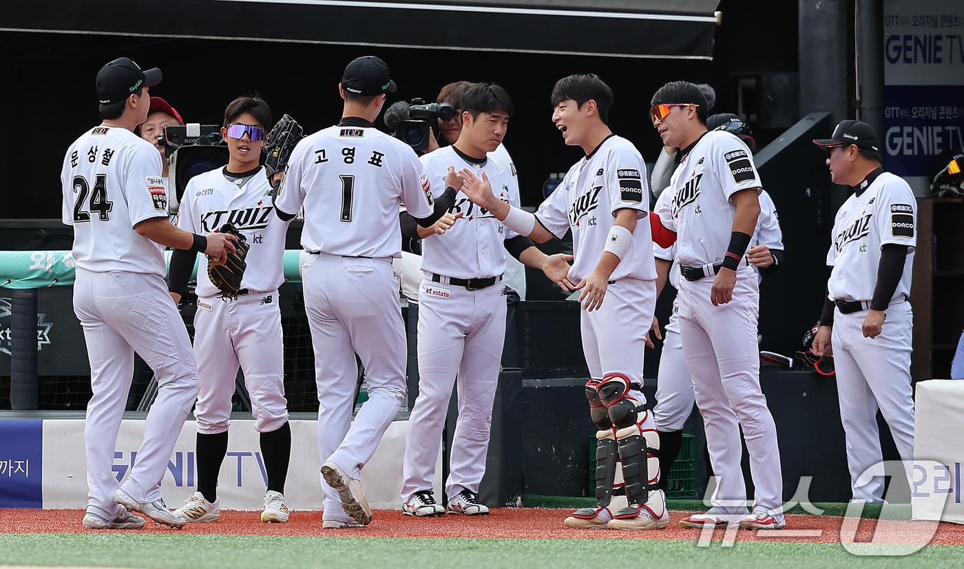 (수원=뉴스1) 김진환 기자 = 9일 오후 경기 수원시 장안구 KT위즈파크에서 열린 프로야구 '2024 신한 SOL 뱅크 KBO 포스트시즌' 준플레이오프 4차전 LG 트윈스와 KT …