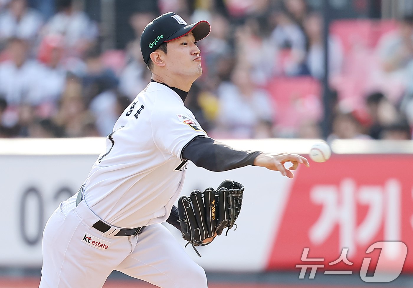 9일 오후 경기 수원시 장안구 KT위즈파크에서 열린 프로야구 &#39;2024 신한 SOL 뱅크 KBO 포스트시즌&#39; 준플레이오프 4차전 LG 트윈스와 KT 위즈의 경기, kt 고영표가 6회초 등판해 힘차게 공을 던지고 있다. 2024.10.9/뉴스1 ⓒ News1 김진환 기자