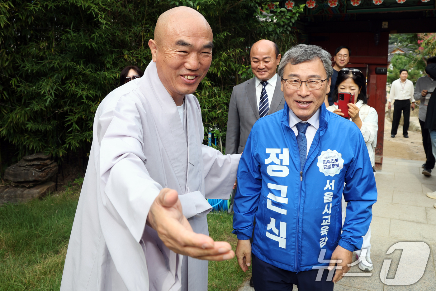 (서울=뉴스1) 황기선 기자 = 10·16 서울시교육감 보궐선거 진보 진영 단일 후보인 정근식 후보가 9일 오후 서울 강남구 봉은사에서 열린 '개산대제 전통문화축제'에서 관계자의 …