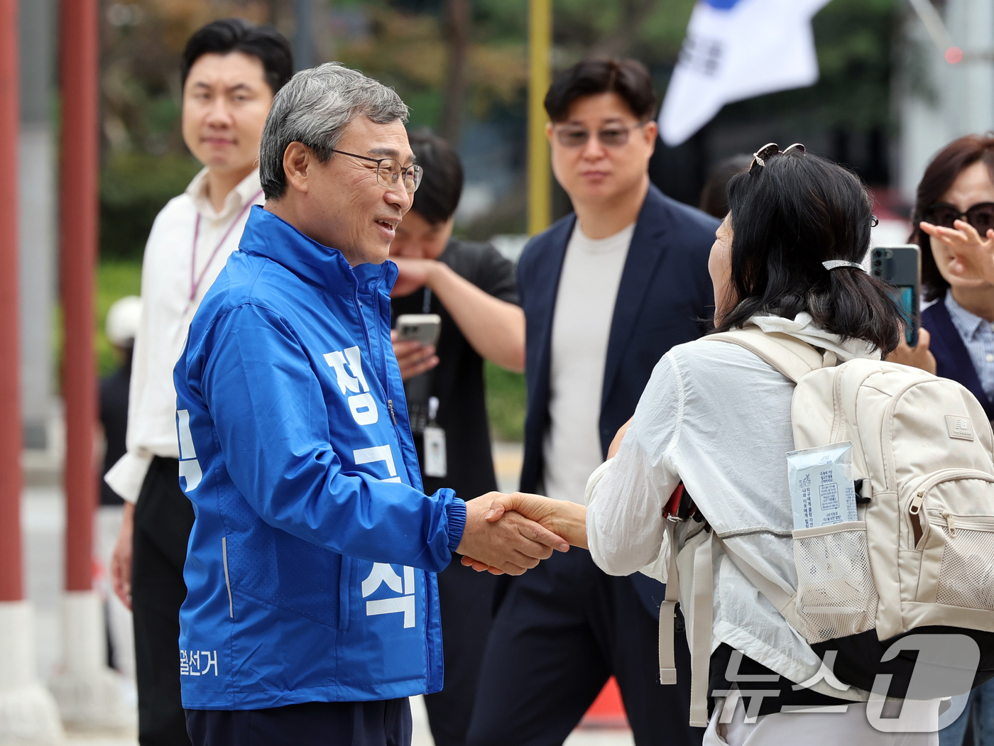 (서울=뉴스1) 황기선 기자 = 10·16 서울시교육감 보궐선거 진보 진영 단일 후보인 정근식 후보가 9일 오후 서울 강남구 봉은사에서 열린 '개산대제 전통문화축제'에 참석해 시민 …