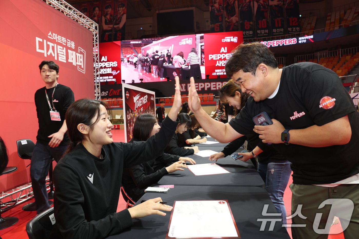 본문 이미지 - 여자 프로배구 페퍼저축은행 AI 페퍼스가 9일 홈 경기장인 광주 페퍼스타디움에서 신규 멤버십 구매자와 일반 팬들을 대상으로 개최한 출정식에서 선수들이 팬들에게 사인을 해주며 인사를 나누고 있다. 2024.10.9/뉴스1 ⓒ News1 김태성 기자