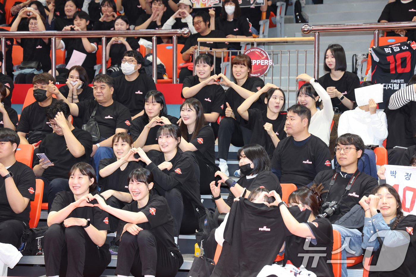 본문 이미지 - 여자 프로배구 페퍼저축은행 AI 페퍼스가 9일 홈 경기장인 광주 페퍼스타디움에서 신규 멤버십 구매자와 일반 팬들을 대상으로 다가올 시즌을 앞두고 갖은 출정식에서 팬들과 기념촬영을 하고있다. 2024.10.9/뉴스1 ⓒ News1 김태성 기자