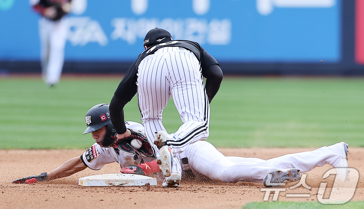 (수원=뉴스1) 김진환 기자 = 9일 오후 경기 수원시 장안구 KT위즈파크에서 열린 프로야구 '2024 신한 SOL 뱅크 KBO 포스트시즌' 준플레이오프 4차전 LG 트윈스와 KT …