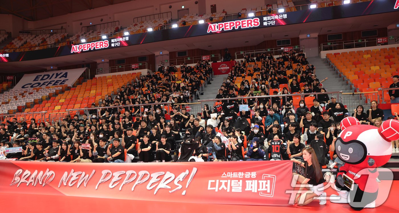 본문 이미지 - 여자 프로배구 페퍼저축은행 AI 페퍼스가 9일 홈 경기장인 광주 페퍼스타디움에서 신규 멤버십 구매자와 일반 팬들을 대상으로 다가올 시즌을 앞두고 갖은 출정식에서 선수들과 팬들이 함께 기념촬영을 하고있다. 2024.10.9/뉴스1 ⓒ News1 김태성 기자