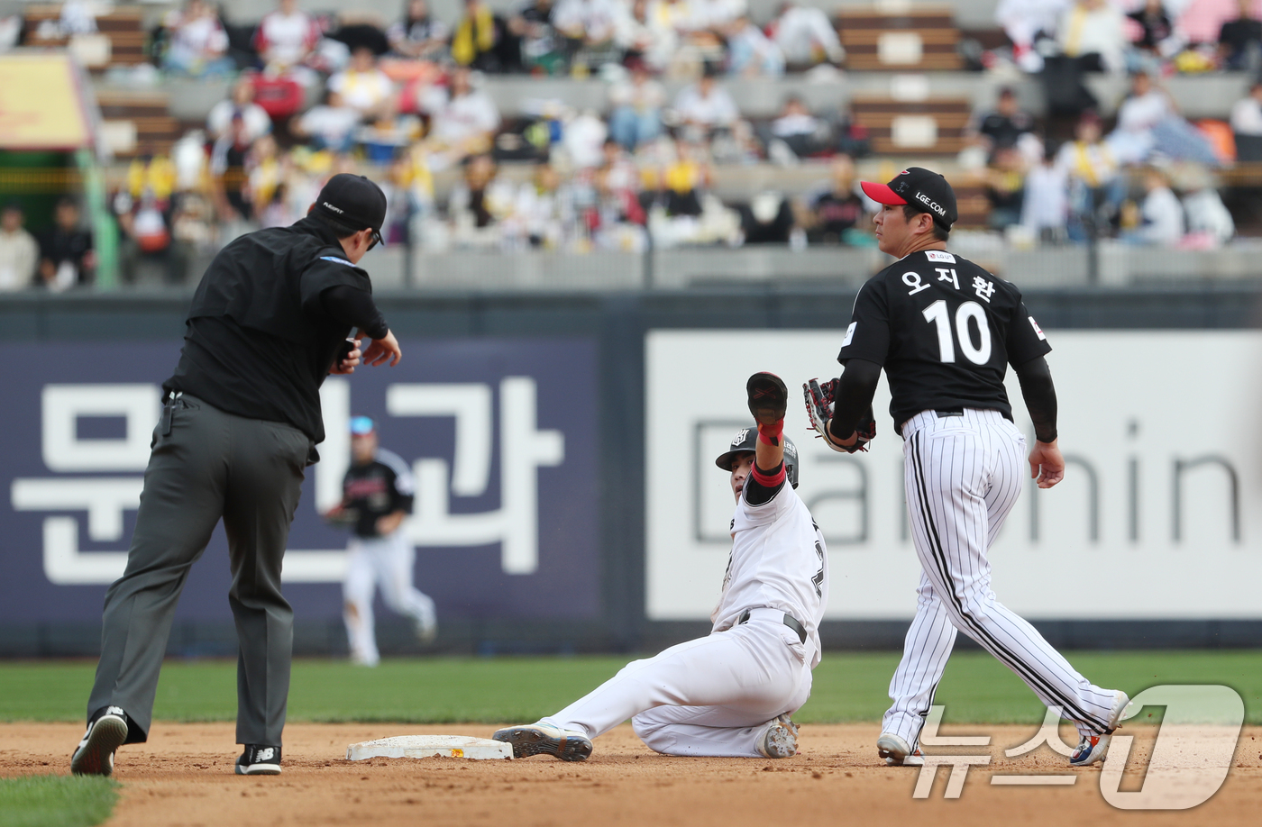 (수원=뉴스1) 김영운 기자 = 9일 오후 경기 수원시 장안구 KT위즈파크에서 열린 프로야구 '2024 신한 SOL 뱅크 KBO 포스트시즌' 준플레이오프 4차전 LG 트윈스와 KT …