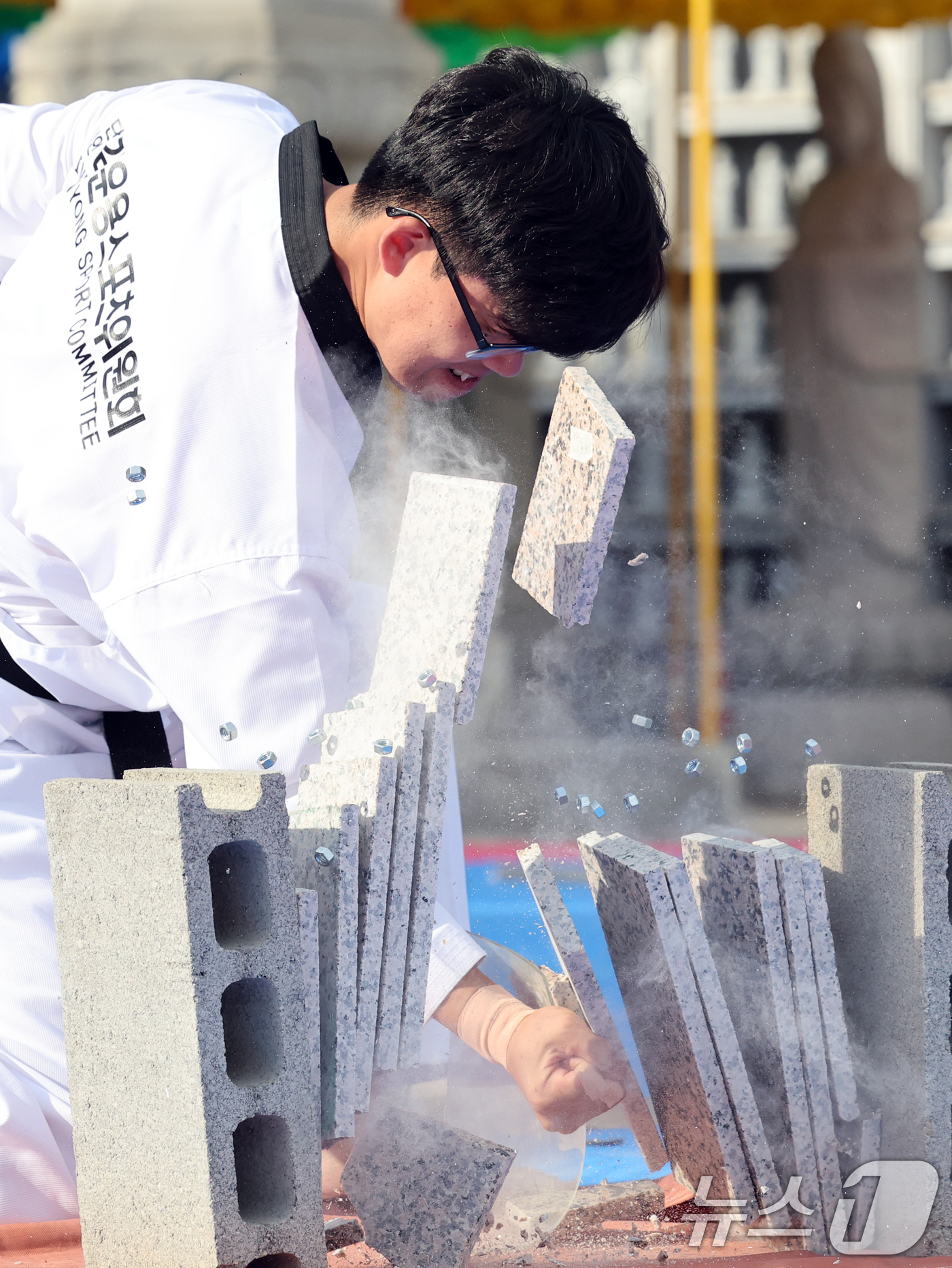 (서울=뉴스1) 황기선 기자 = 9일 오후 서울 강남구 봉은사에서 열린 '개산대제 전통문화축제'에서 김운용스포츠위원회 태권도 시범단이 격파시범을 보이고 있다. 2024.10.9/뉴 …