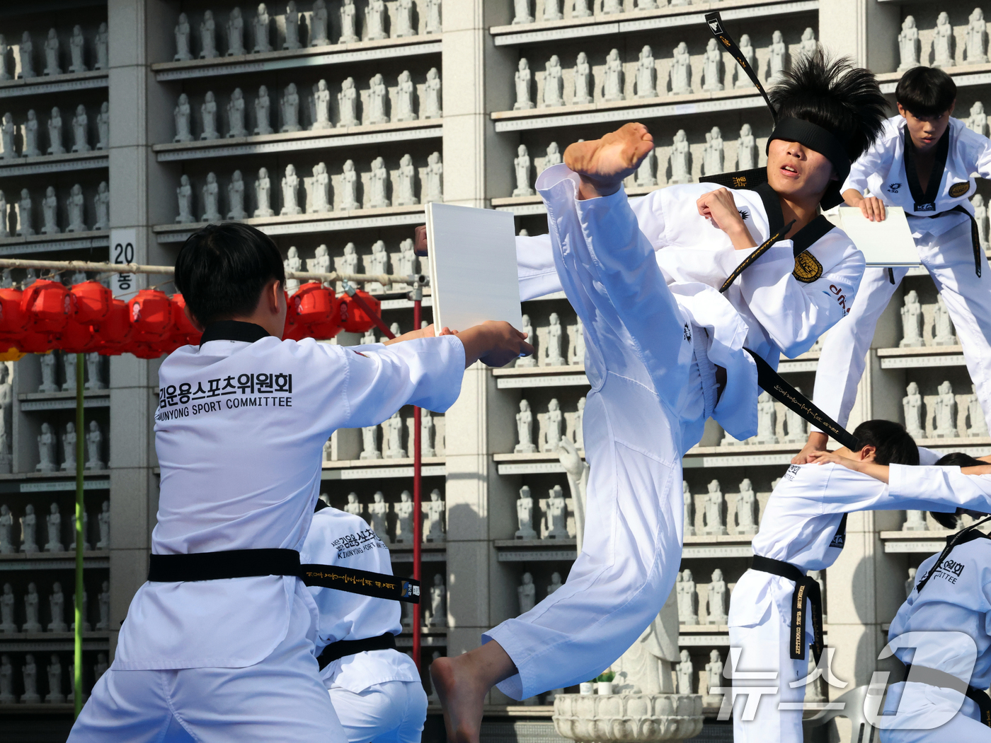 (서울=뉴스1) 황기선 기자 = 9일 오후 서울 강남구 봉은사에서 열린 '개산대제 전통문화축제'에서 김운용스포츠위원회 태권도 시범단이 격파시범을 보이고 있다. 2024.10.9/뉴 …