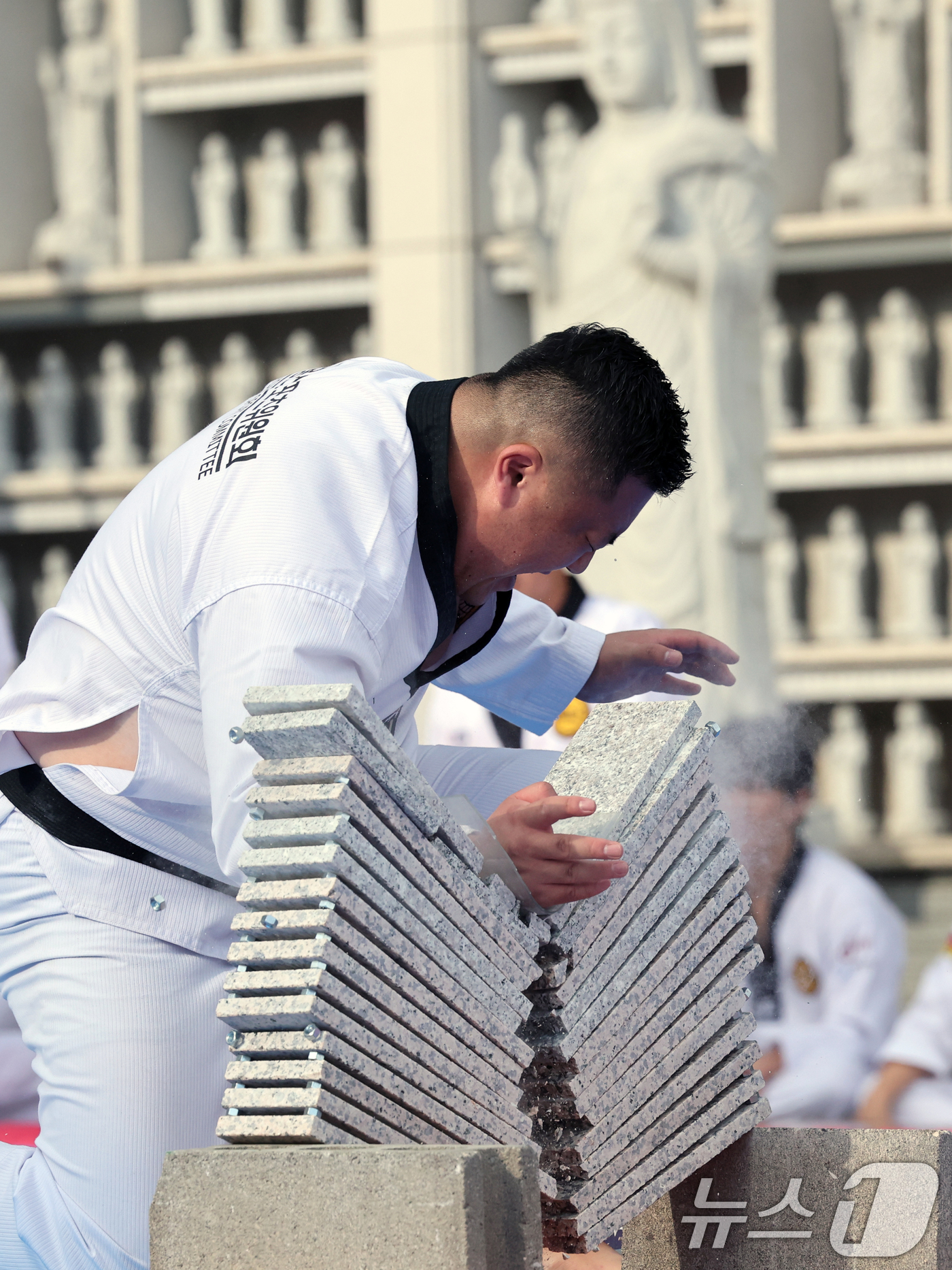 (서울=뉴스1) 황기선 기자 = 9일 오후 서울 강남구 봉은사에서 열린 '개산대제 전통문화축제'에서 김운용스포츠위원회 태권도 시범단이 격파시범을 보이고 있다. 2024.10.9/뉴 …