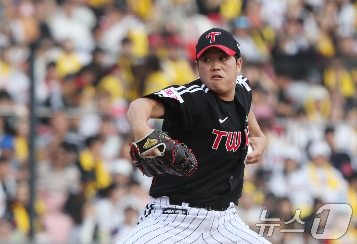 9일 오후 경기 수원시 장안구 KT위즈파크에서 열린 프로야구 &#39;2024 신한 SOL 뱅크 KBO 포스트시즌&#39; 준플레이오프 4차전 LG 트윈스와 KT 위즈의 경기, 6회말 교체된 LG 함덕주가 공을 던지고 있다. 2024.10.9/뉴스1 ⓒ News1 김영운 기자