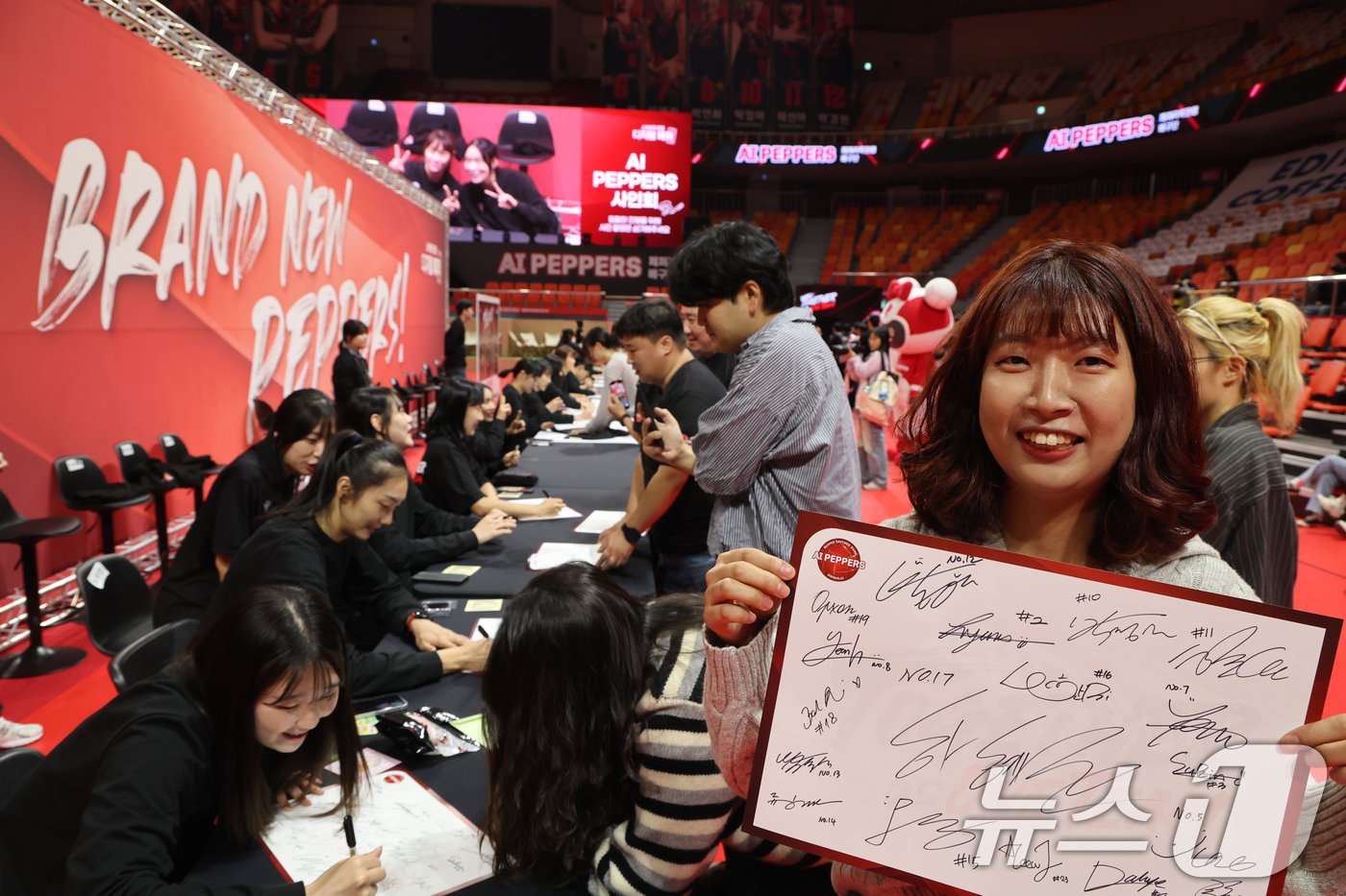 본문 이미지 - 여자 프로배구 페퍼저축은행 AI 페퍼스가 9일 홈 경기장인 광주 페퍼스타디움에서 신규 멤버십 구매자와 일반 팬들을 대상으로 개최한 출정식에서 한 팬이 사인을 받고 기뻐하고 있다. 2024.10.9/뉴스1 ⓒ News1 김태성 기자