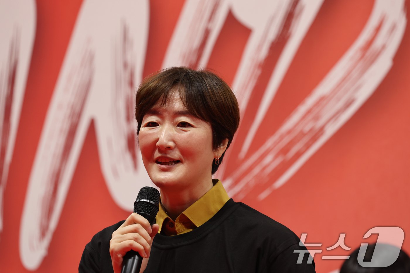 본문 이미지 - 여자 프로배구 페퍼저축은행 AI 페퍼스가 9일 홈 경기장인 광주 페퍼스타디움에서 신규 멤버십 구매자와 일반 팬들을 대상으로 개최한 출정식에서 장소연 감독이 팬들에게 시즌 출사표를 밝히고 있다. 2024.10.9/뉴스1 ⓒ News1 김태성 기자