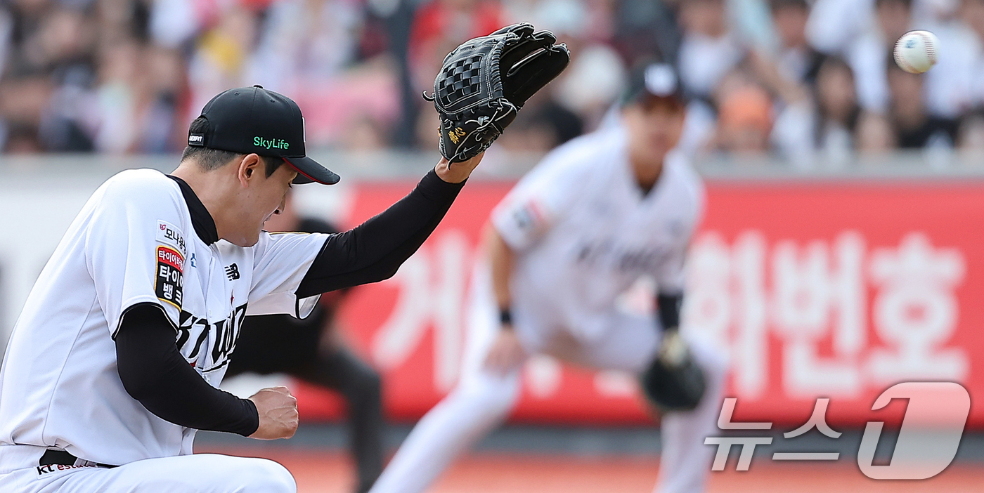 (수원=뉴스1) 김진환 기자 = 9일 오후 경기 수원시 장안구 KT위즈파크에서 열린 프로야구 '2024 신한 SOL 뱅크 KBO 포스트시즌' 준플레이오프 4차전 LG 트윈스와 KT …