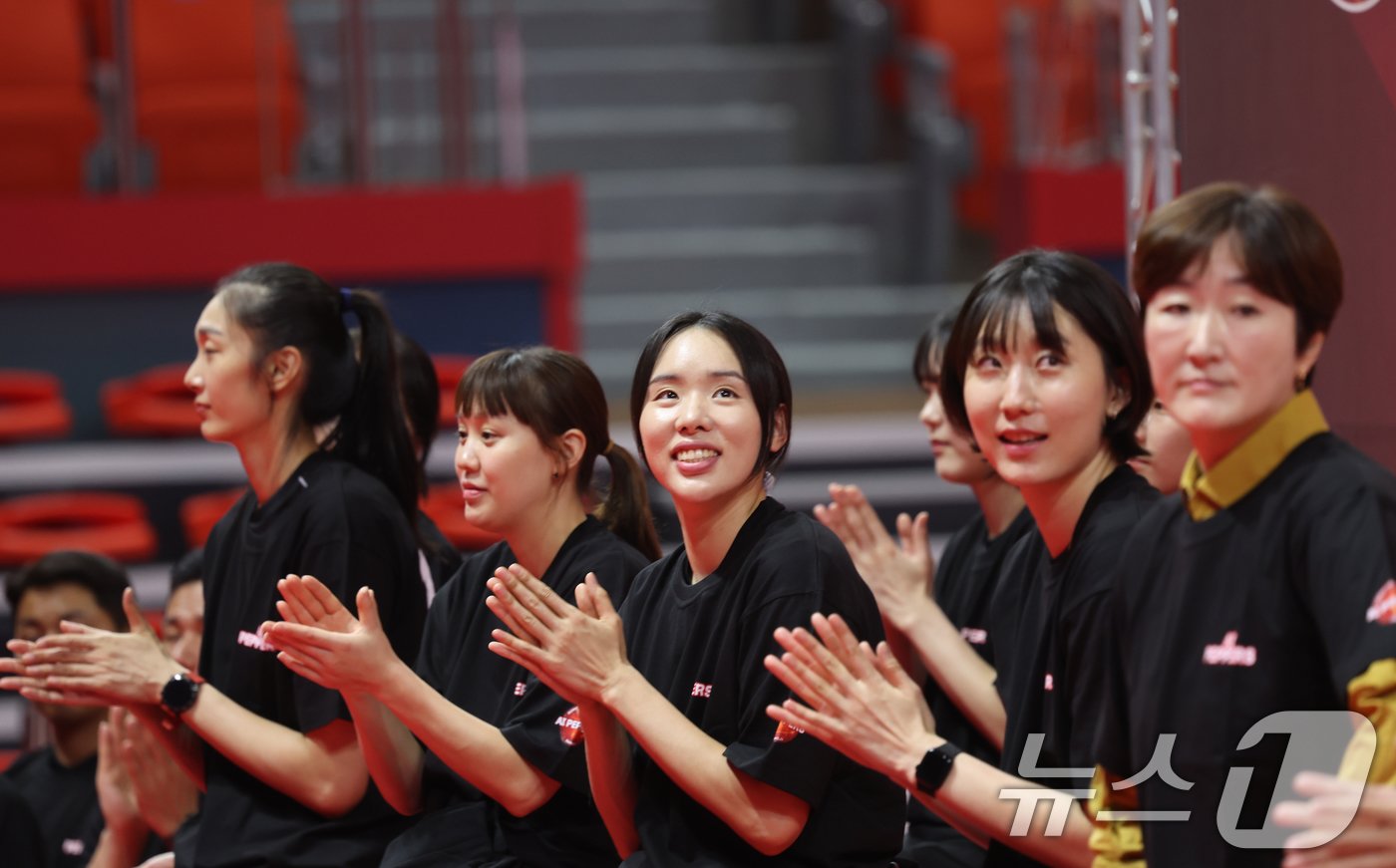 본문 이미지 - 여자 프로배구 페퍼저축은행 AI 페퍼스가 9일 홈 경기장인 광주 페퍼스타디움에서 신규 멤버십 구매자와 일반 팬들을 대상으로 다가올 시즌을 앞두고 갖은 출정식에서 선수들이 박수를 받으며 소개되고 있다. 2024.10.9/뉴스1 ⓒ News1 김태성 기자