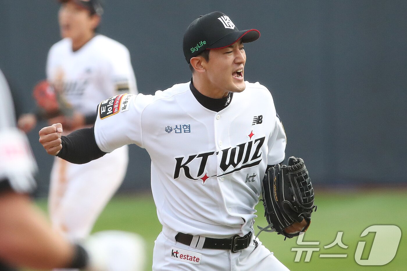 본문 이미지 - 9일 오후 경기 수원시 장안구 KT위즈파크에서 열린 프로야구 &#39;2024 신한 SOL 뱅크 KBO 포스트시즌&#39; 준플레이오프 4차전 LG 트윈스와 KT 위즈의 경기 7회초 2사 1루 상황 kt 고영표가 LG 오스틴을 투수 라인드라이브 아웃으로 잡아내고 환호하고 있다. 2024.10.9/뉴스1 ⓒ News1 임세영 기자