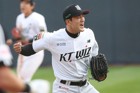 선두 KT, 한화 12-1 완파 '파죽의 6연승'…고영표 7이닝 8K 무실점