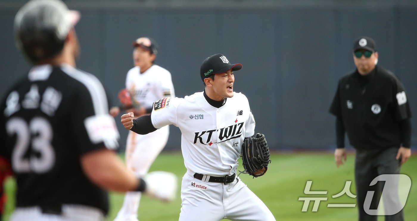 9일 오후 경기 수원시 장안구 KT위즈파크에서 열린 프로야구 &#39;2024 신한 SOL 뱅크 KBO 포스트시즌&#39; 준플레이오프 4차전 LG 트윈스와 KT 위즈의 경기 7회초 2사 1루 상황 kt 고영표가 LG 오스틴을 투수 라인드라이브 아웃으로 잡아내고 환호하고 있다. 2024.10.9/뉴스1 ⓒ News1 임세영 기자