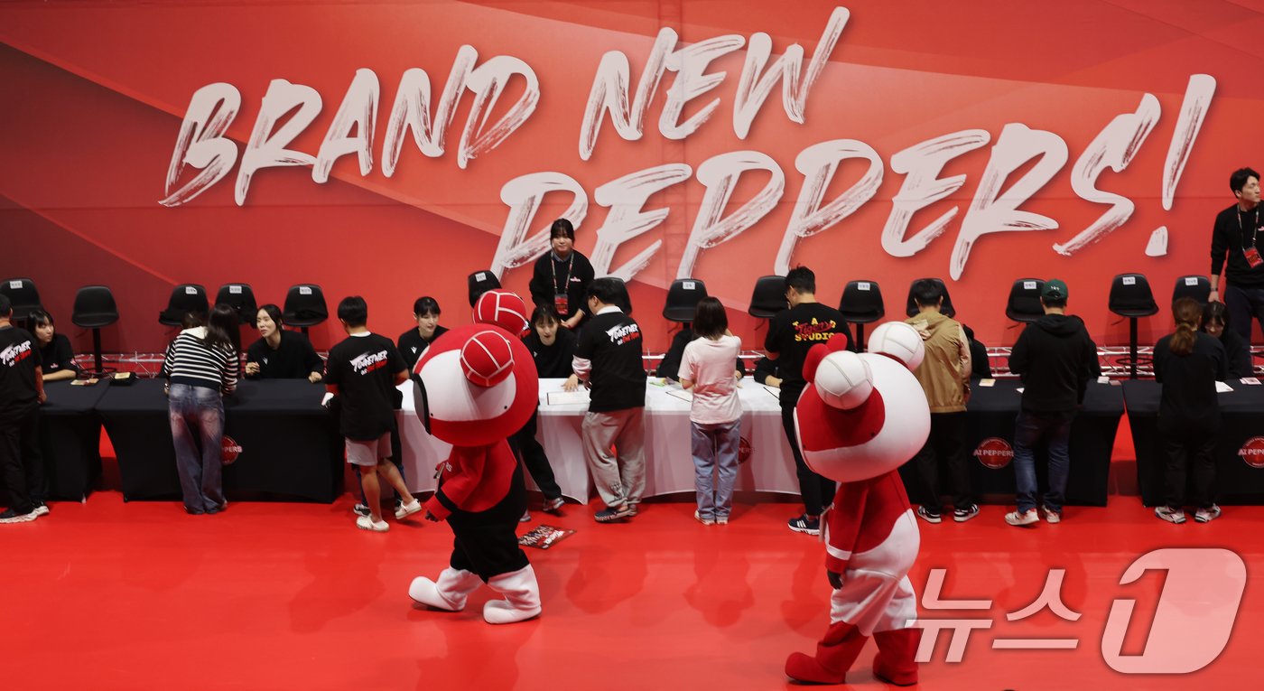 본문 이미지 - 여자 프로배구 페퍼저축은행 AI 페퍼스가 9일 홈 경기장인 광주 페퍼스타디움에서 신규 멤버십 구매자와 일반 팬들을 대상으로 개최한 출정식에서 마지막순서로 선수들이 팬들에게 사인을 해주고 있다. 2024.10.9/뉴스1 ⓒ News1 김태성 기자