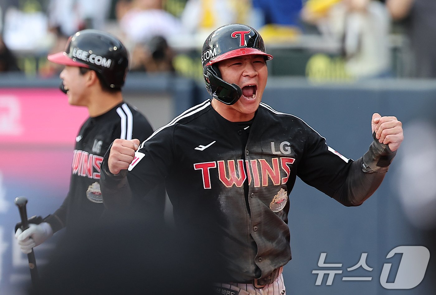 본문 이미지 - 9일 오후 경기 수원시 장안구 KT위즈파크에서 열린 프로야구 &#39;2024 신한 SOL 뱅크 KBO 포스트시즌&#39; 준플레이오프 4차전 LG 트윈스와 KT 위즈의 경기, LG 오지환이 8회초 1사 2루에서 김현수의 동점 적시타 때 득점에 성공한 후 포효하고 있다. 2024.10.9/뉴스1 ⓒ News1 김진환 기자