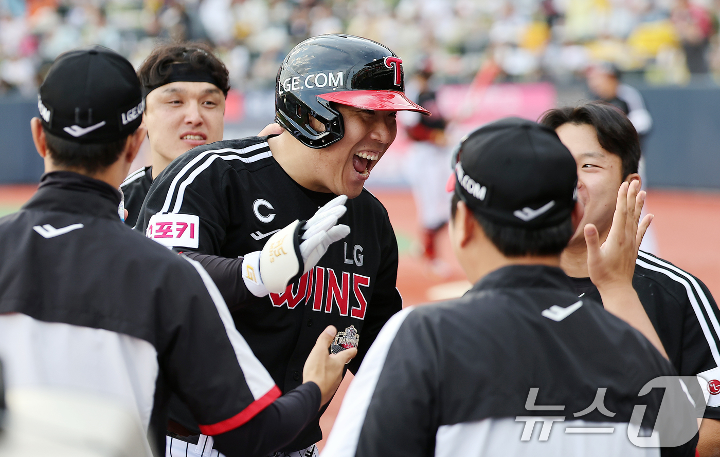 (수원=뉴스1) 김진환 기자 = 9일 오후 경기 수원시 장안구 KT위즈파크에서 열린 프로야구 '2024 신한 SOL 뱅크 KBO 포스트시즌' 준플레이오프 4차전 LG 트윈스와 KT …