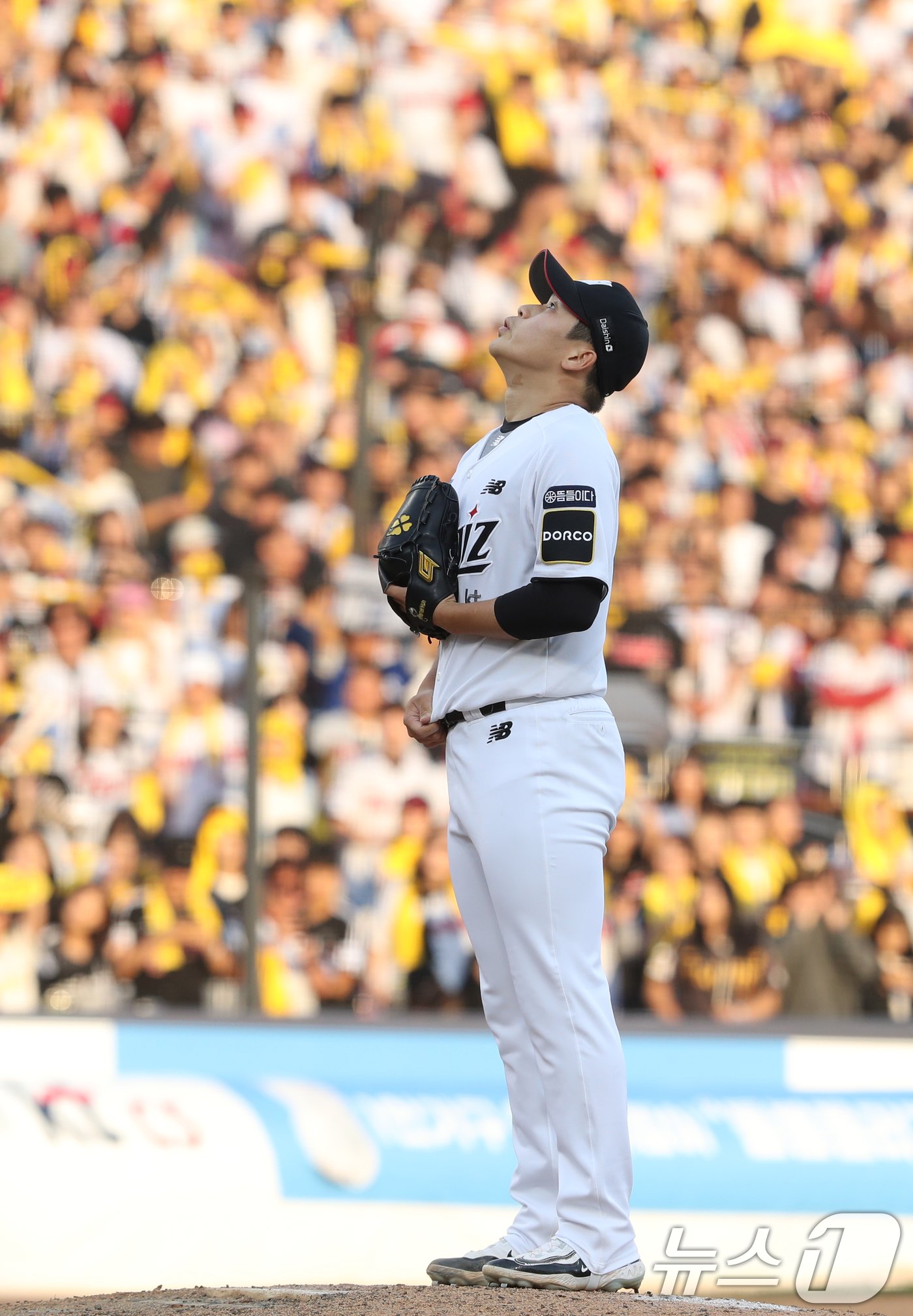 9일 오후 경기 수원시 장안구 KT위즈파크에서 열린 프로야구 &#39;2024 신한 SOL 뱅크 KBO 포스트시즌&#39; 준플레이오프 4차전 LG 트윈스와 KT 위즈의 경기, 8회초 교체된 KT 박영현이 공을 던질 준비를 하고 있다. 2024.10.9/뉴스1 ⓒ News1 김영운 기자