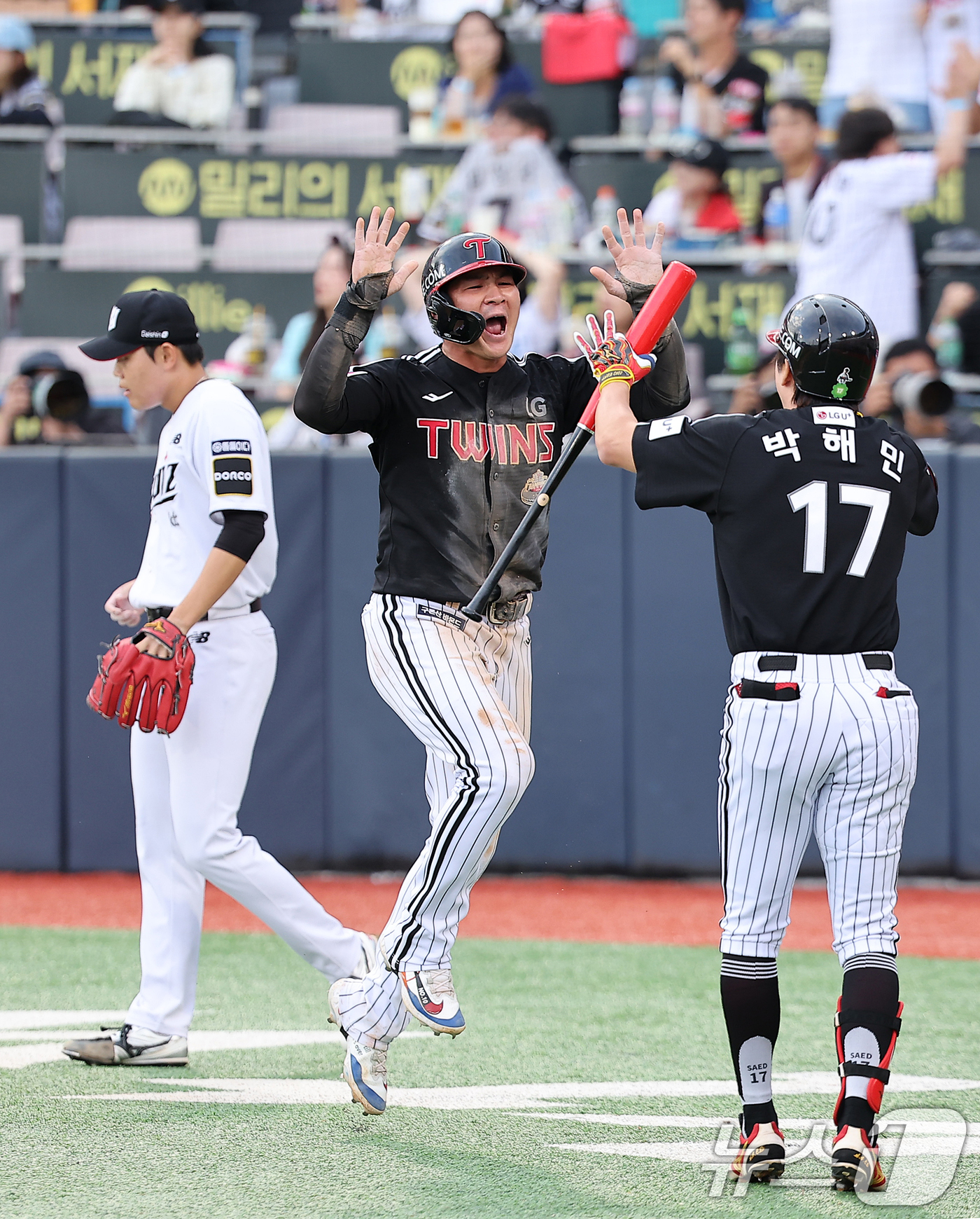 (수원=뉴스1) 김진환 기자 = 9일 오후 경기 수원시 장안구 KT위즈파크에서 열린 프로야구 '2024 신한 SOL 뱅크 KBO 포스트시즌' 준플레이오프 4차전 LG 트윈스와 KT …