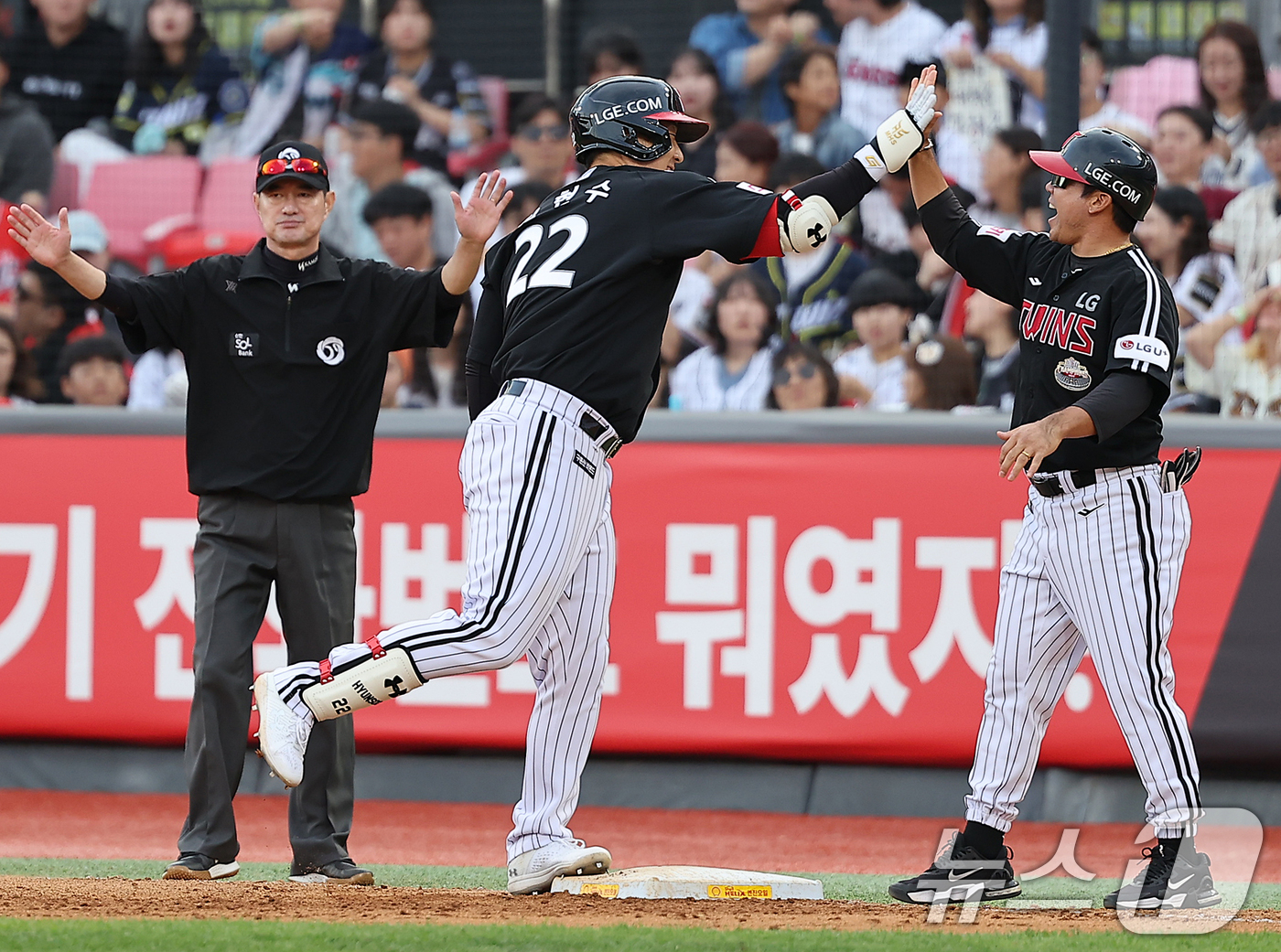 (수원=뉴스1) 김진환 기자 = 9일 오후 경기 수원시 장안구 KT위즈파크에서 열린 프로야구 '2024 신한 SOL 뱅크 KBO 포스트시즌' 준플레이오프 4차전 LG 트윈스와 KT …