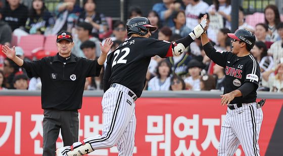 박용근 코치와 기쁨 나누는 김현수