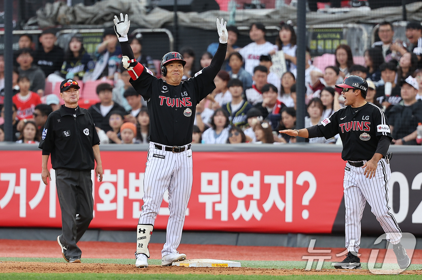 (수원=뉴스1) 김진환 기자 = 9일 오후 경기 수원시 장안구 KT위즈파크에서 열린 프로야구 '2024 신한 SOL 뱅크 KBO 포스트시즌' 준플레이오프 4차전 LG 트윈스와 KT …