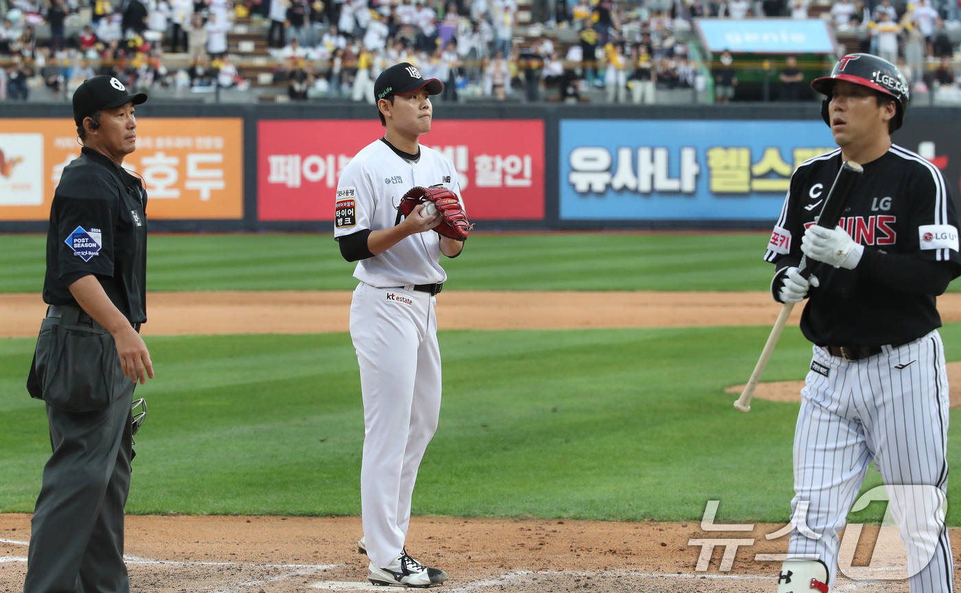 (수원=뉴스1) 임세영 기자 = 9일 오후 경기 수원시 장안구 KT위즈파크에서 열린 프로야구 '2024 신한 SOL 뱅크 KBO 포스트시즌' 준플레이오프 4차전 LG 트윈스와 KT …