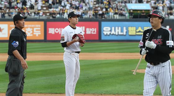 폭투로 실점하는 소형준