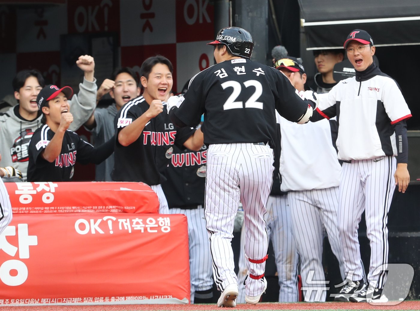 9일 오후 경기 수원시 장안구 KT위즈파크에서 열린 프로야구 &#39;2024 신한 SOL 뱅크 KBO 포스트시즌&#39; 준플레이오프 4차전 LG 트윈스와 KT 위즈의 경기, 8회초 1사 2루에서 동점 적시타를 친 LG 김현수가 대주자 김대원과 교체된 뒤 환호하며 더그아웃으로 향하고 있다. 2024.10.9/뉴스1 ⓒ News1 김영운 기자