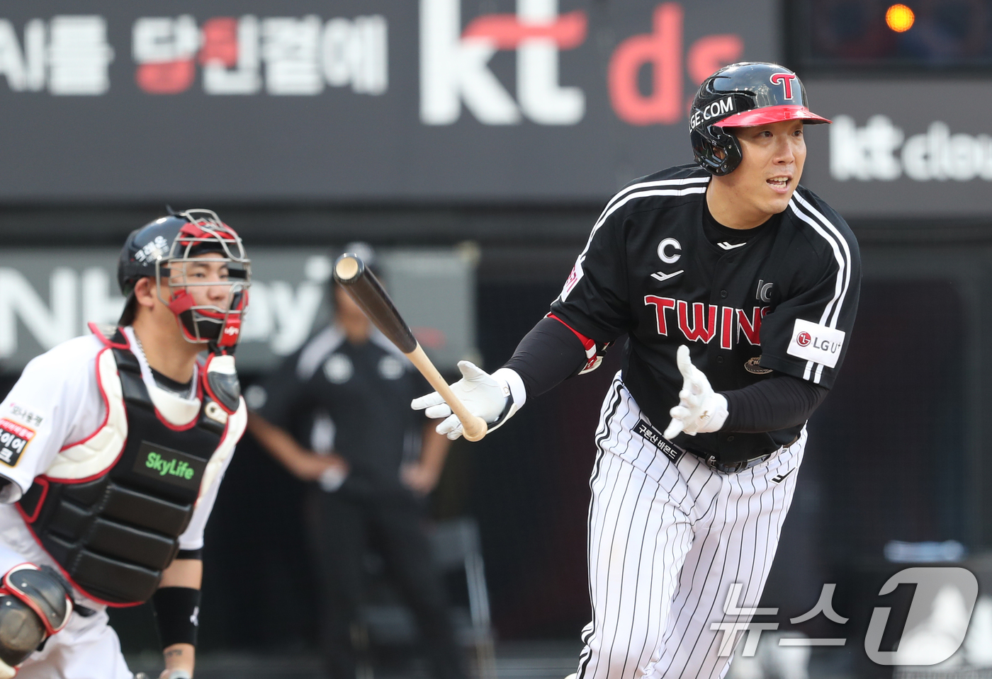 (수원=뉴스1) 김영운 기자 = 9일 오후 경기 수원시 장안구 KT위즈파크에서 열린 프로야구 '2024 신한 SOL 뱅크 KBO 포스트시즌' 준플레이오프 4차전 LG 트윈스와 KT …