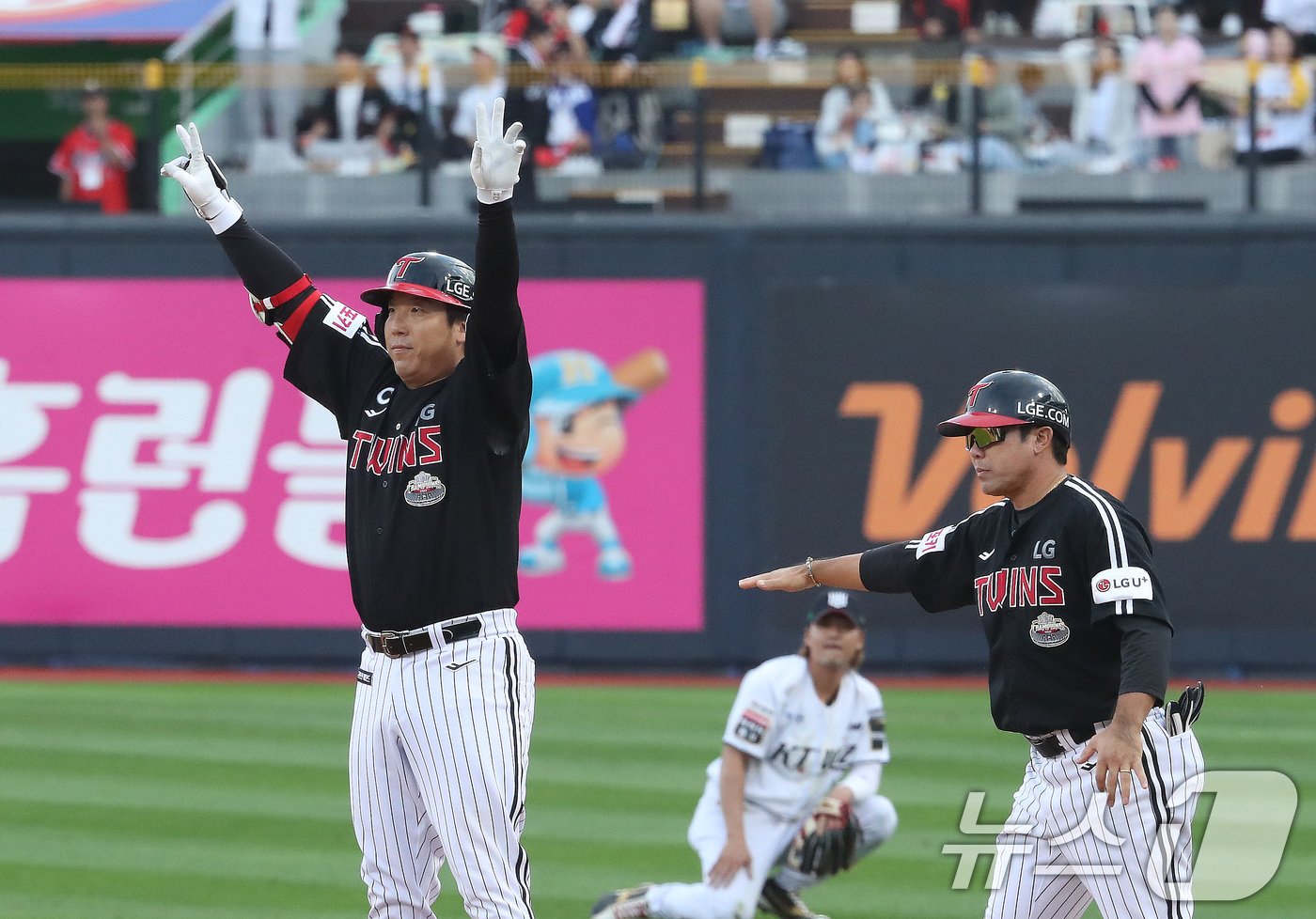 9일 오후 경기 수원시 장안구 KT위즈파크에서 열린 프로야구 &#39;2024 신한 SOL 뱅크 KBO 포스트시즌&#39; 준플레이오프 4차전 LG 트윈스와 KT 위즈의 경기 8회초 1사 2루 상황 LG 김현수가 kt 소형준을 상대로 1타점 동점 적시타를 치고 세리머니를 하고 있다. 2024.10.9/뉴스1 ⓒ News1 임세영 기자