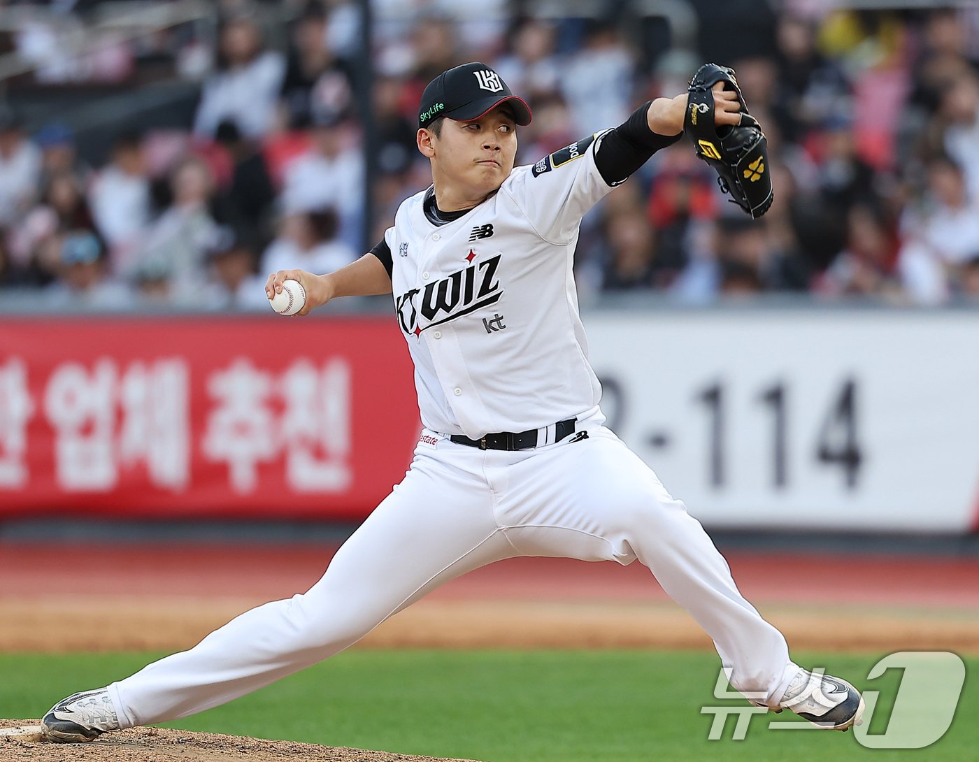 본문 이미지 - 9일 오후 경기 수원시 장안구 KT위즈파크에서 열린 프로야구 &#39;2024 신한 SOL 뱅크 KBO 포스트시즌&#39; 준플레이오프 4차전 LG 트윈스와 KT 위즈의 경기, kt 마무리 박영현이 9회초 등판해 힘차게 공을 던지고 있다. 2024.10.9/뉴스1 ⓒ News1 김진환 기자